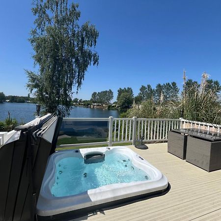 Tattershall Lakes Sunset View Caravan Lakeside, Hot Tub, Garden, Private Fishing Peg & Wifi מראה חיצוני תמונה