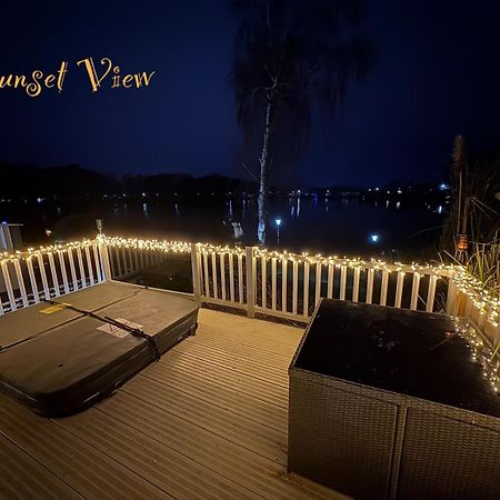 Tattershall Lakes Sunset View Caravan Lakeside, Hot Tub, Garden, Private Fishing Peg & Wifi מראה חיצוני תמונה
