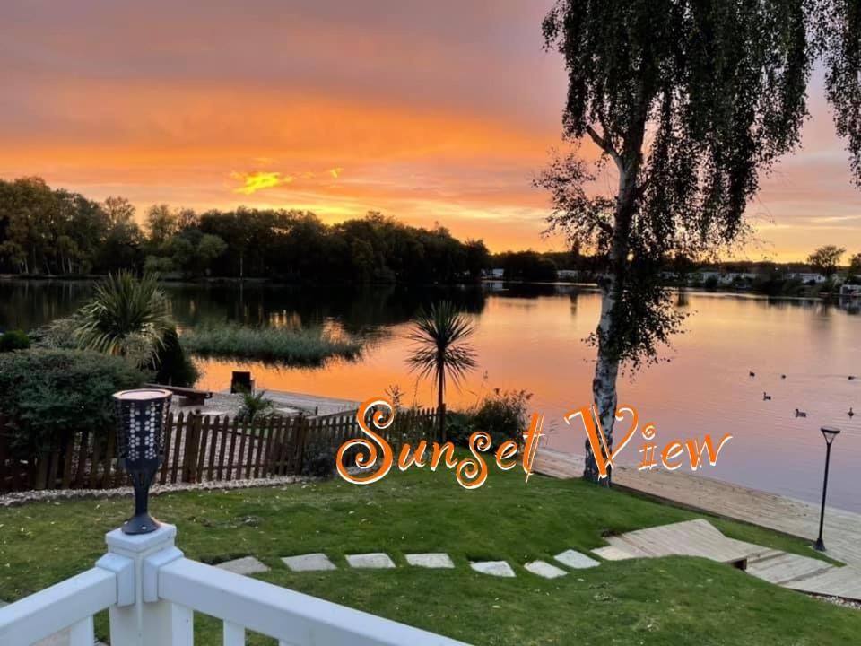 Tattershall Lakes Sunset View Caravan Lakeside, Hot Tub, Garden, Private Fishing Peg & Wifi מראה חיצוני תמונה
