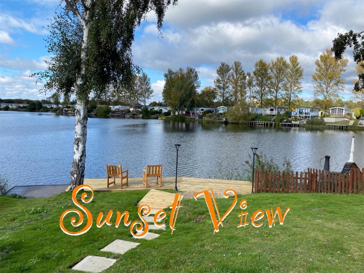 Tattershall Lakes Sunset View Caravan Lakeside, Hot Tub, Garden, Private Fishing Peg & Wifi מראה חיצוני תמונה