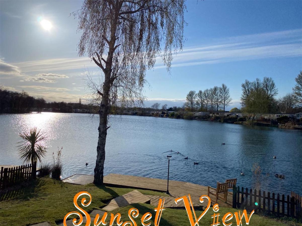Tattershall Lakes Sunset View Caravan Lakeside, Hot Tub, Garden, Private Fishing Peg & Wifi מראה חיצוני תמונה