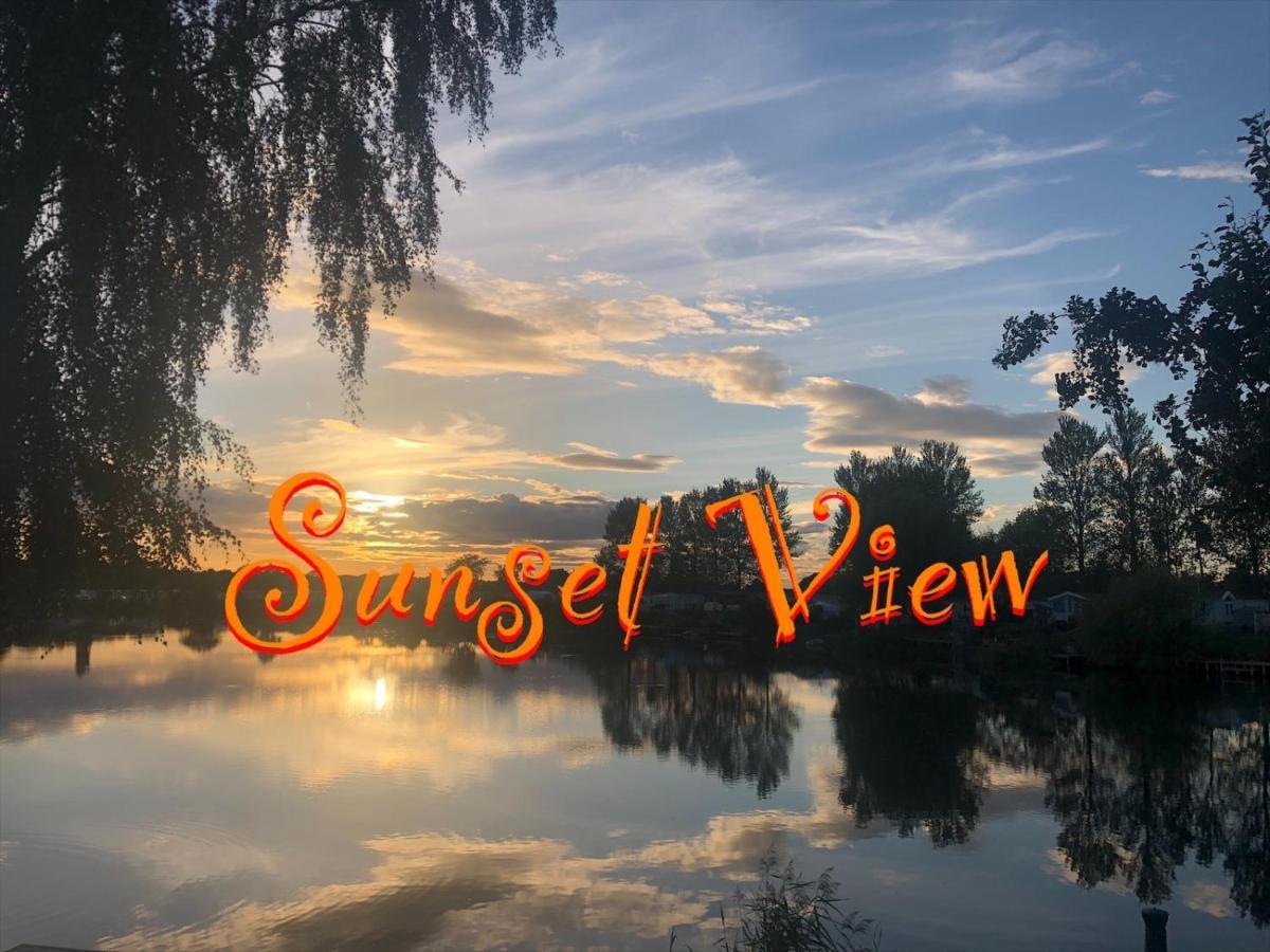 Tattershall Lakes Sunset View Caravan Lakeside, Hot Tub, Garden, Private Fishing Peg & Wifi מראה חיצוני תמונה
