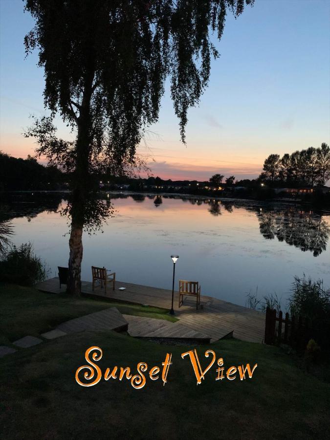 Tattershall Lakes Sunset View Caravan Lakeside, Hot Tub, Garden, Private Fishing Peg & Wifi מראה חיצוני תמונה