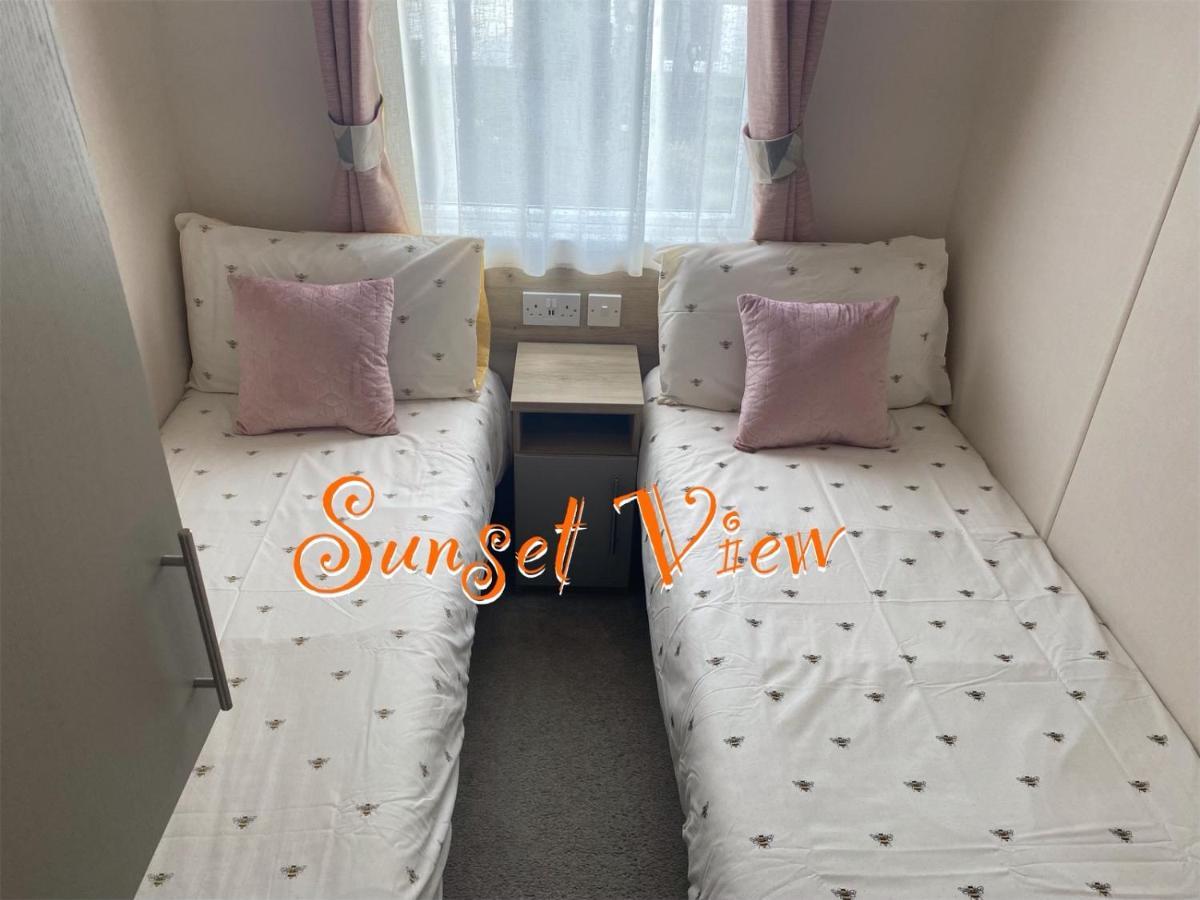 Tattershall Lakes Sunset View Caravan Lakeside, Hot Tub, Garden, Private Fishing Peg & Wifi מראה חיצוני תמונה