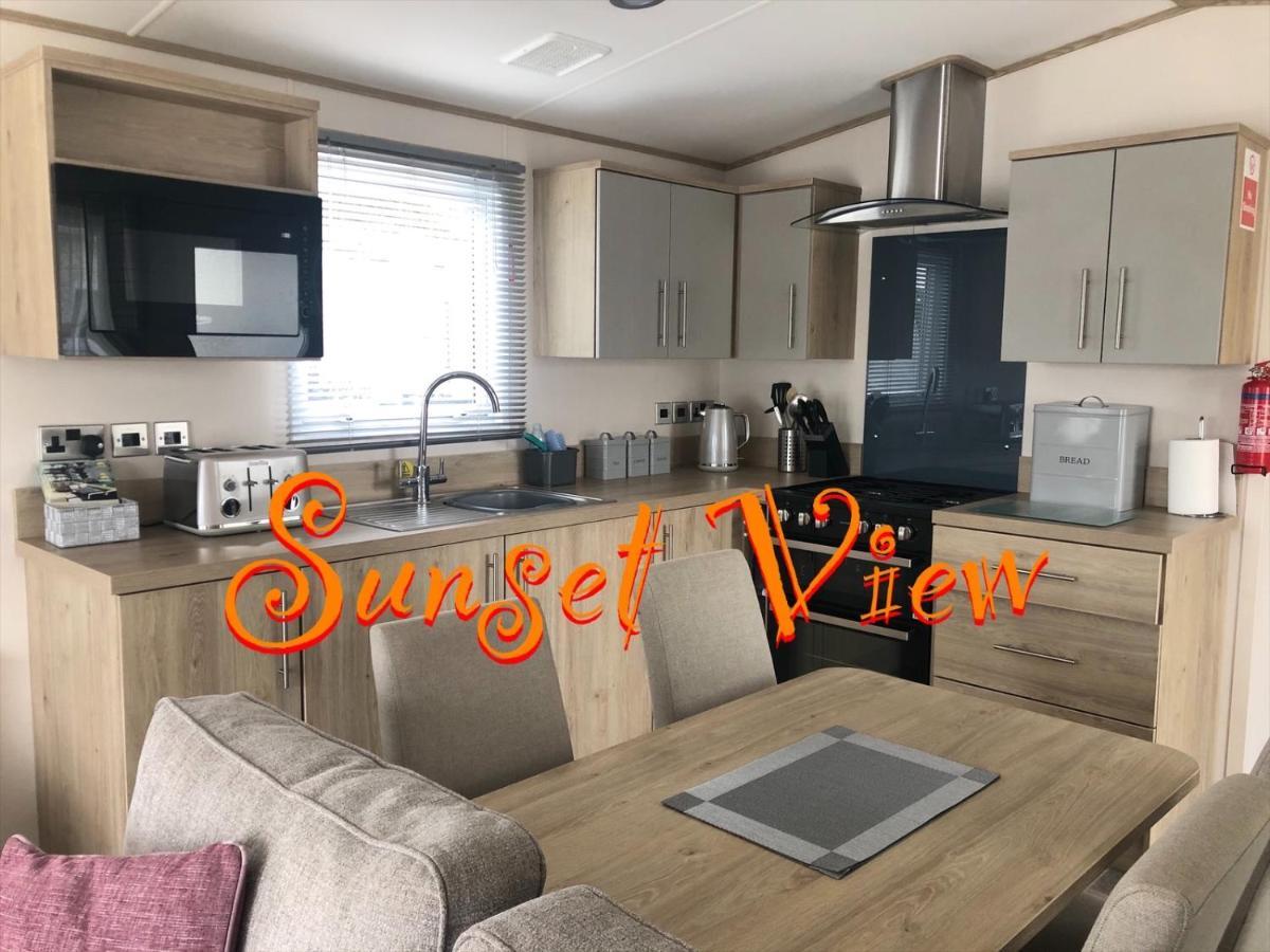 Tattershall Lakes Sunset View Caravan Lakeside, Hot Tub, Garden, Private Fishing Peg & Wifi מראה חיצוני תמונה