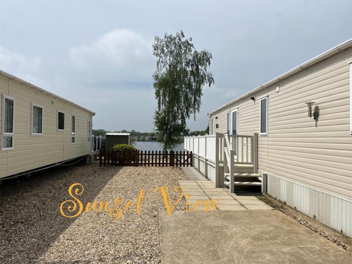 Tattershall Lakes Sunset View Caravan Lakeside, Hot Tub, Garden, Private Fishing Peg & Wifi מראה חיצוני תמונה