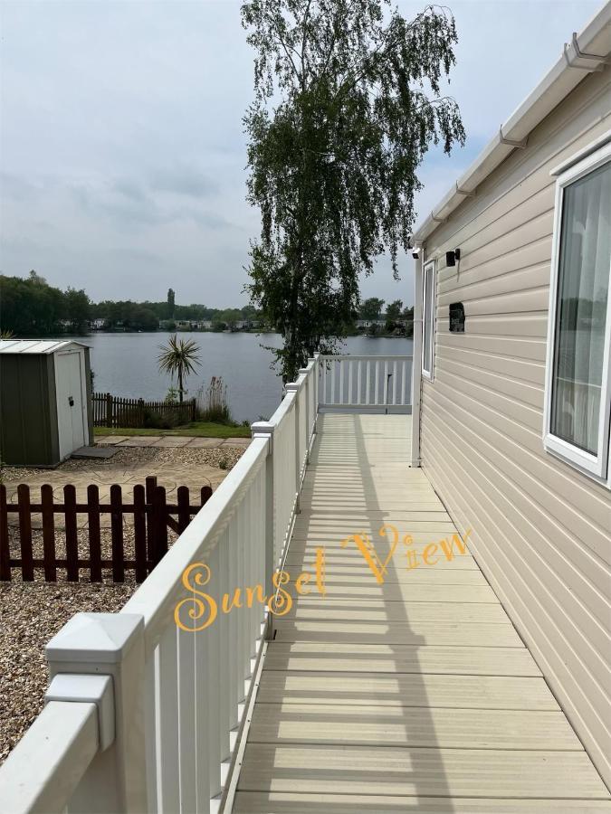 Tattershall Lakes Sunset View Caravan Lakeside, Hot Tub, Garden, Private Fishing Peg & Wifi מראה חיצוני תמונה