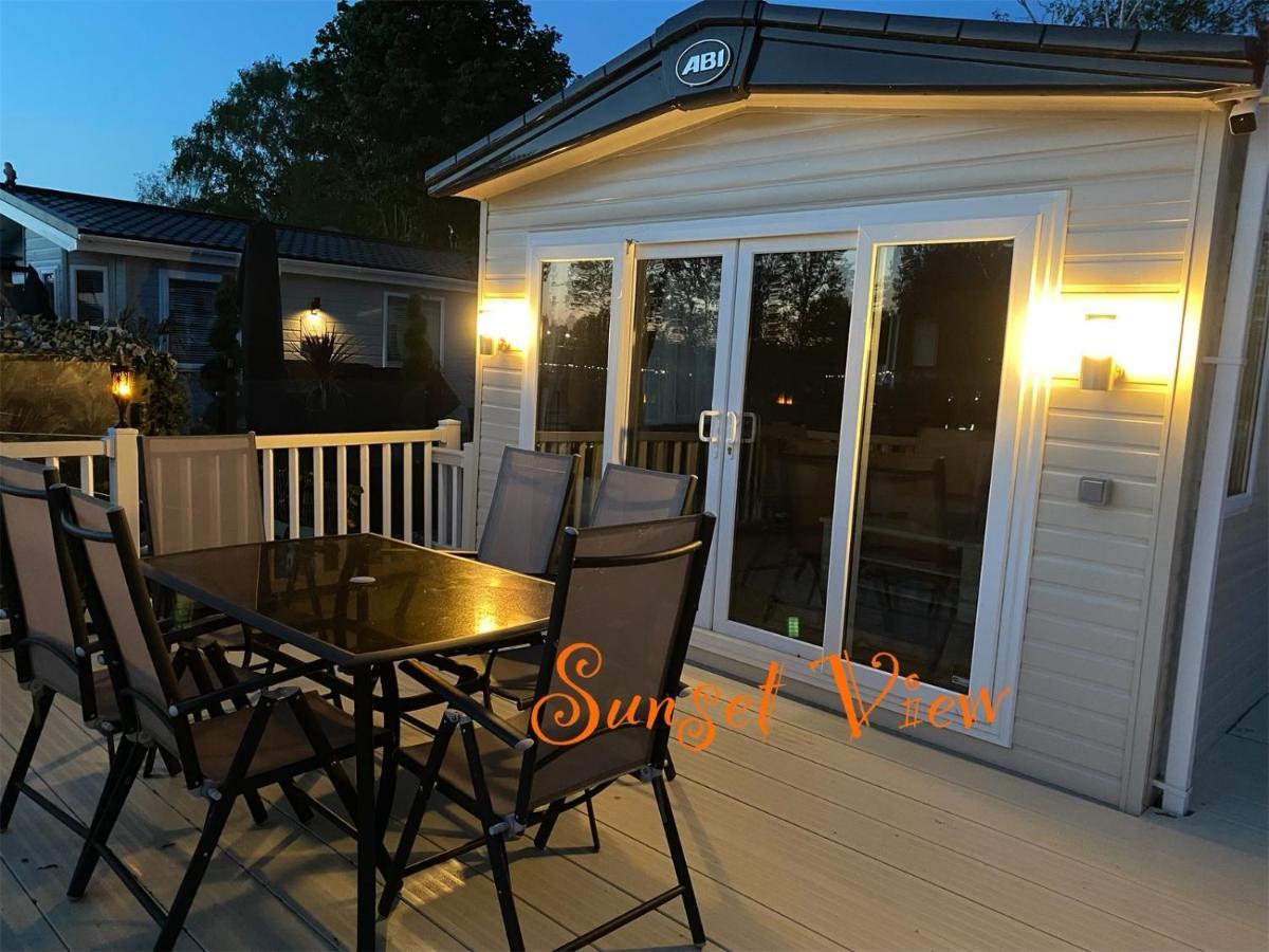 Tattershall Lakes Sunset View Caravan Lakeside, Hot Tub, Garden, Private Fishing Peg & Wifi מראה חיצוני תמונה