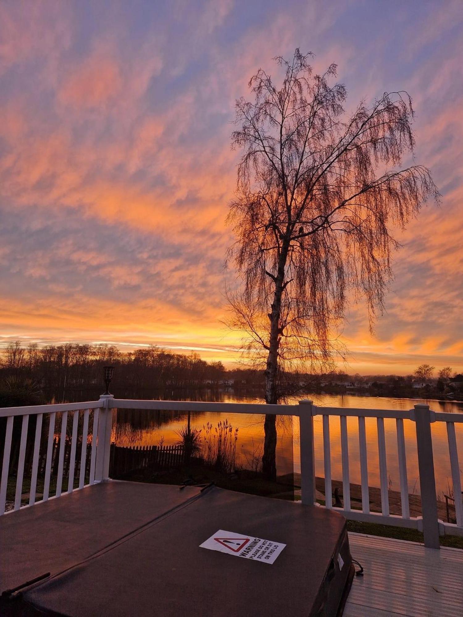Tattershall Lakes Sunset View Caravan Lakeside, Hot Tub, Garden, Private Fishing Peg & Wifi מראה חיצוני תמונה