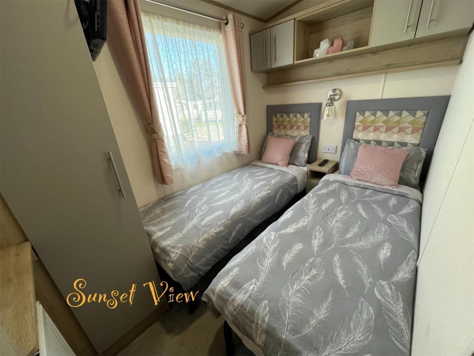 Tattershall Lakes Sunset View Caravan Lakeside, Hot Tub, Garden, Private Fishing Peg & Wifi מראה חיצוני תמונה