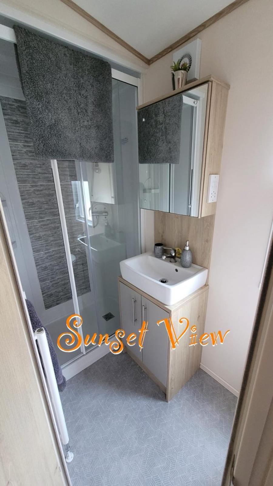 Tattershall Lakes Sunset View Caravan Lakeside, Hot Tub, Garden, Private Fishing Peg & Wifi מראה חיצוני תמונה