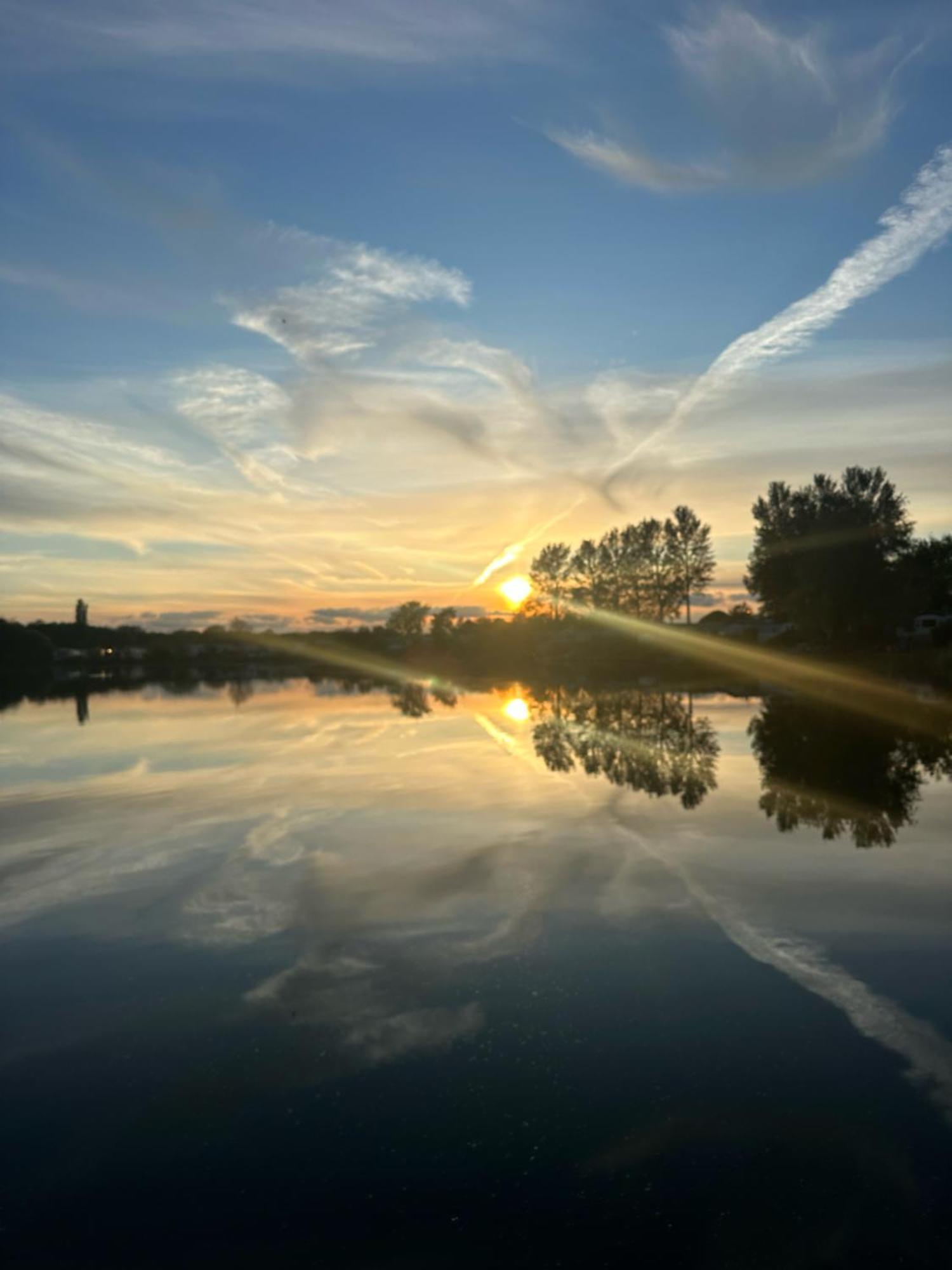 Tattershall Lakes Sunset View Caravan Lakeside, Hot Tub, Garden, Private Fishing Peg & Wifi מראה חיצוני תמונה