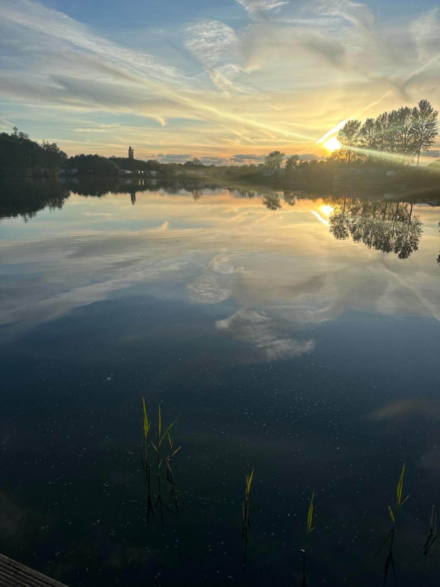 Tattershall Lakes Sunset View Caravan Lakeside, Hot Tub, Garden, Private Fishing Peg & Wifi מראה חיצוני תמונה