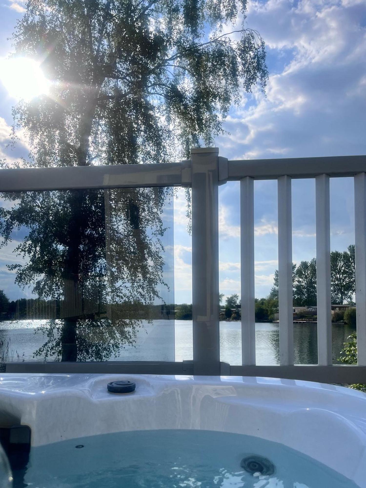 Tattershall Lakes Sunset View Caravan Lakeside, Hot Tub, Garden, Private Fishing Peg & Wifi מראה חיצוני תמונה