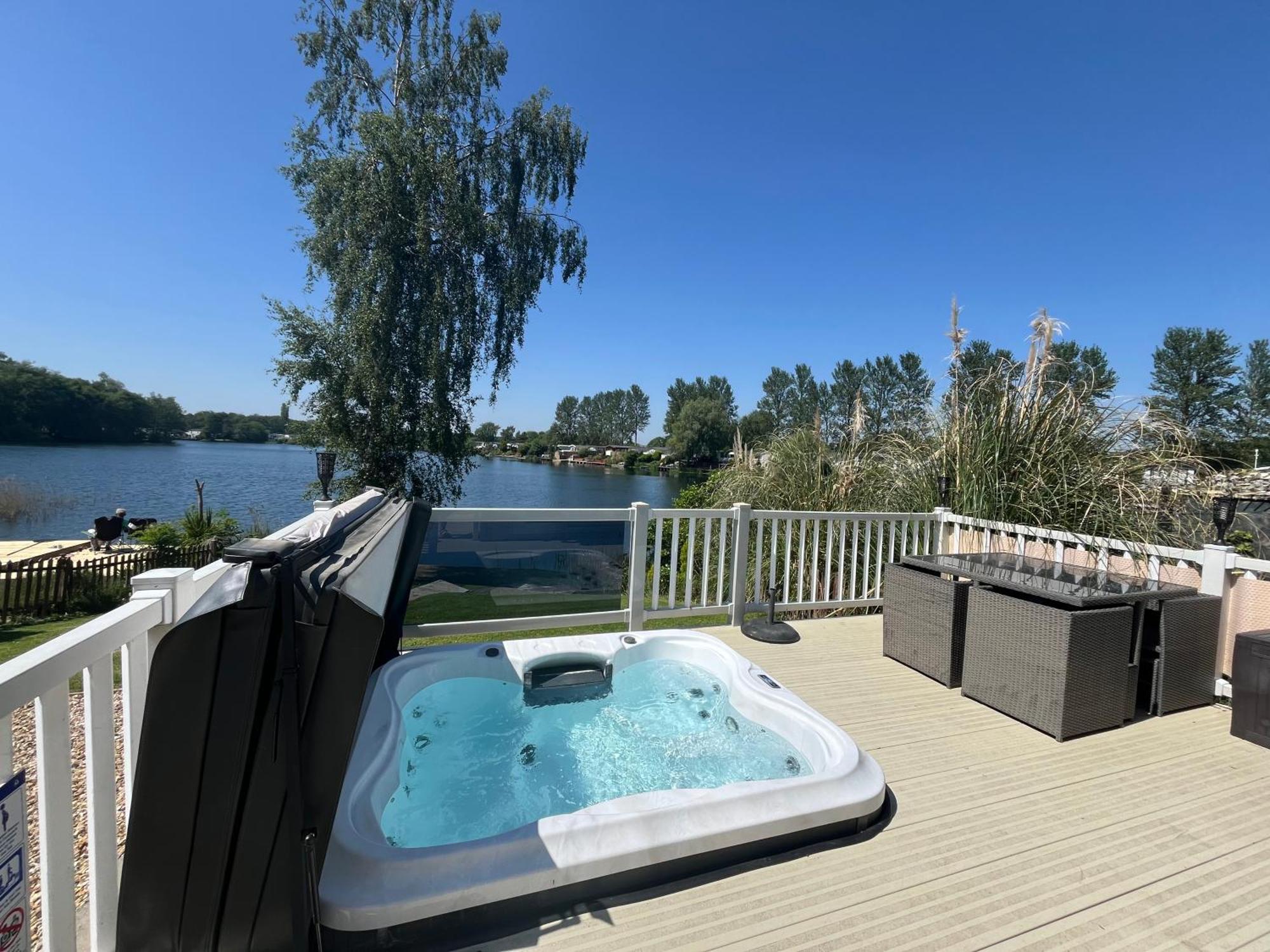 Tattershall Lakes Sunset View Caravan Lakeside, Hot Tub, Garden, Private Fishing Peg & Wifi מראה חיצוני תמונה