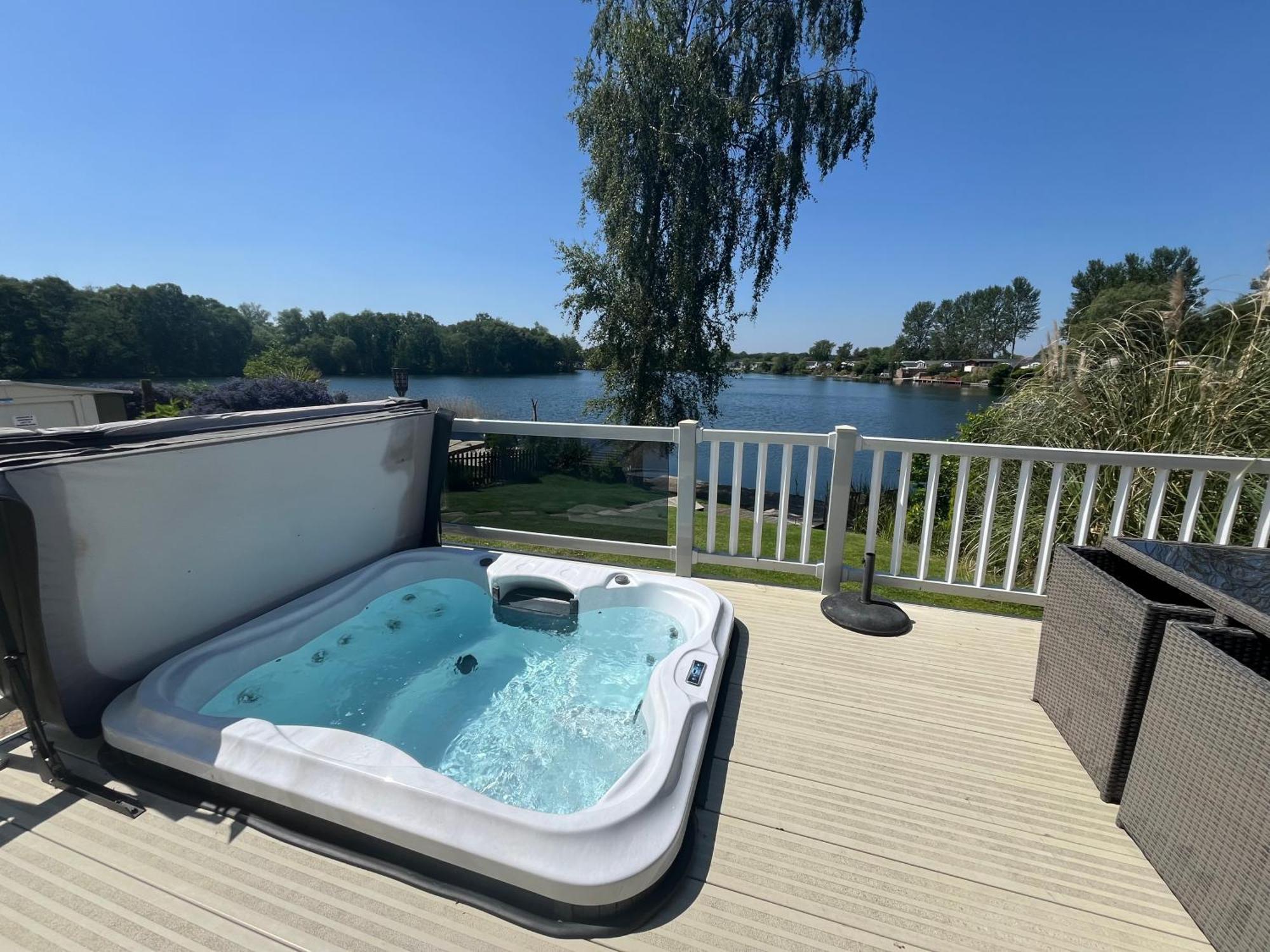 Tattershall Lakes Sunset View Caravan Lakeside, Hot Tub, Garden, Private Fishing Peg & Wifi מראה חיצוני תמונה