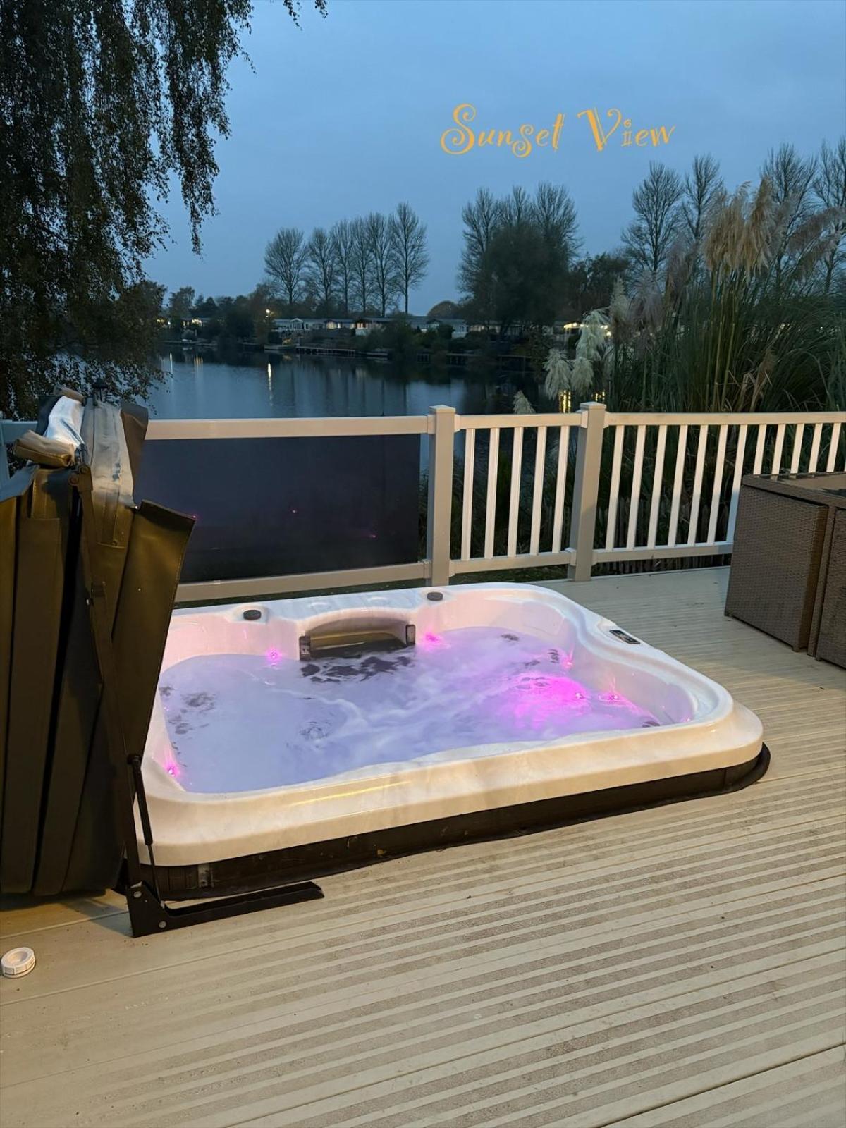 Tattershall Lakes Sunset View Caravan Lakeside, Hot Tub, Garden, Private Fishing Peg & Wifi מראה חיצוני תמונה