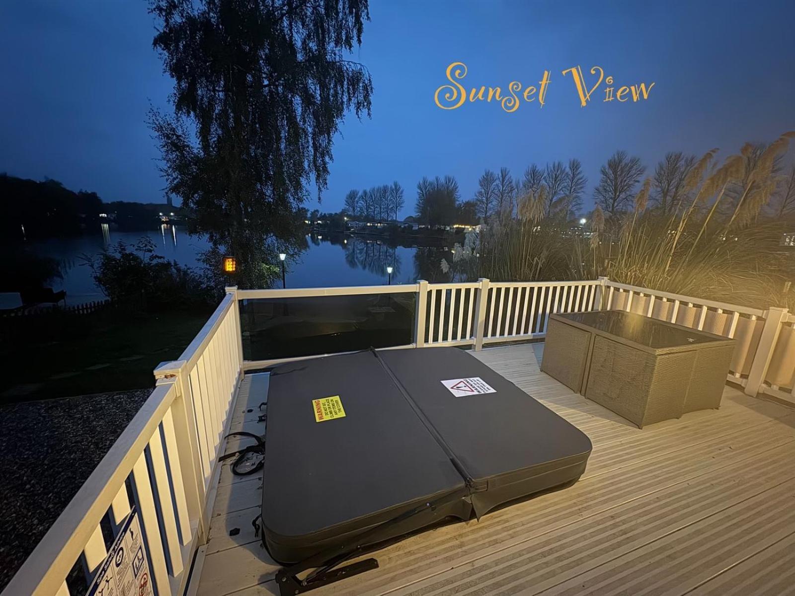 Tattershall Lakes Sunset View Caravan Lakeside, Hot Tub, Garden, Private Fishing Peg & Wifi מראה חיצוני תמונה