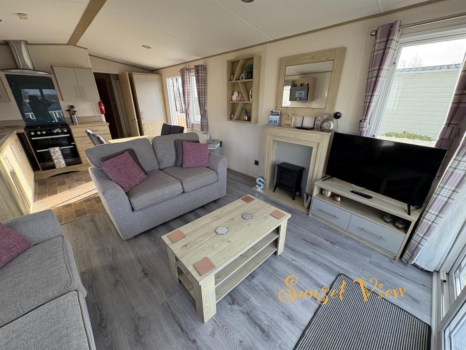 Tattershall Lakes Sunset View Caravan Lakeside, Hot Tub, Garden, Private Fishing Peg & Wifi מראה חיצוני תמונה